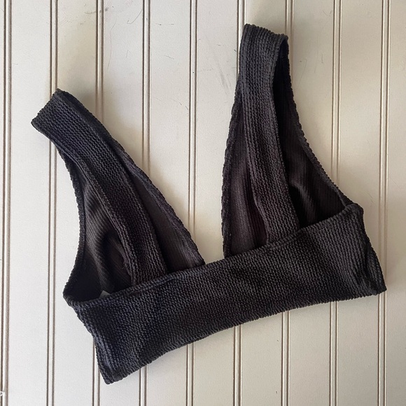 Lulu’s Black Bikini - Picture 3 of 5